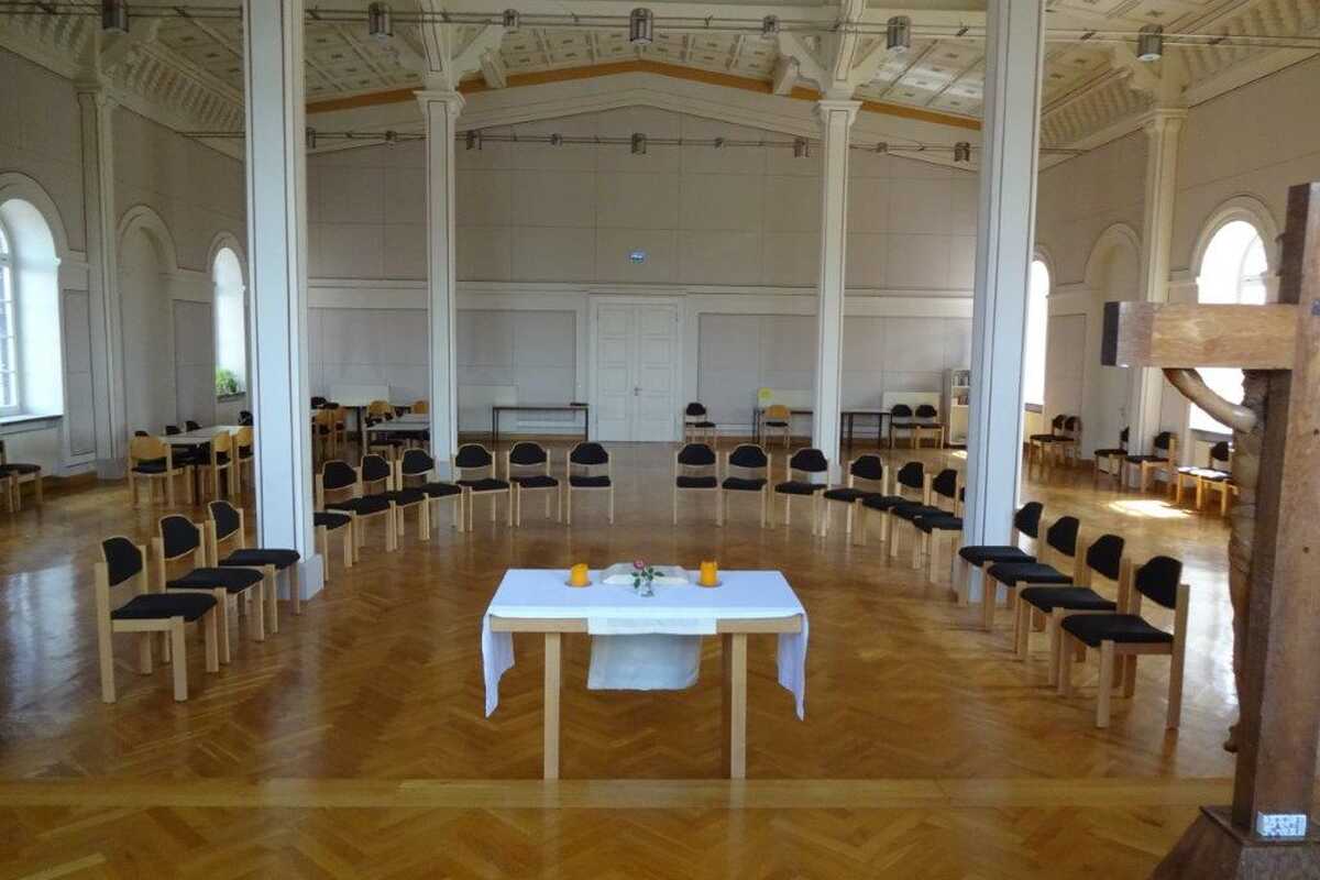 ...man vermutet es nicht - ein heller, freundlicher Saal...